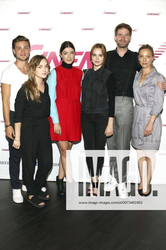 Jannik Schümann, Kyra Sophia Kahre, Anna Bederke, Emilia Schüle, Georg Böhm und Sina Tkotsch bei der Premiere des Kinofilms LenaLove im Cinemaxx Dammtor. Hamburg, 17.09.2016 Foto:xFuturexImage