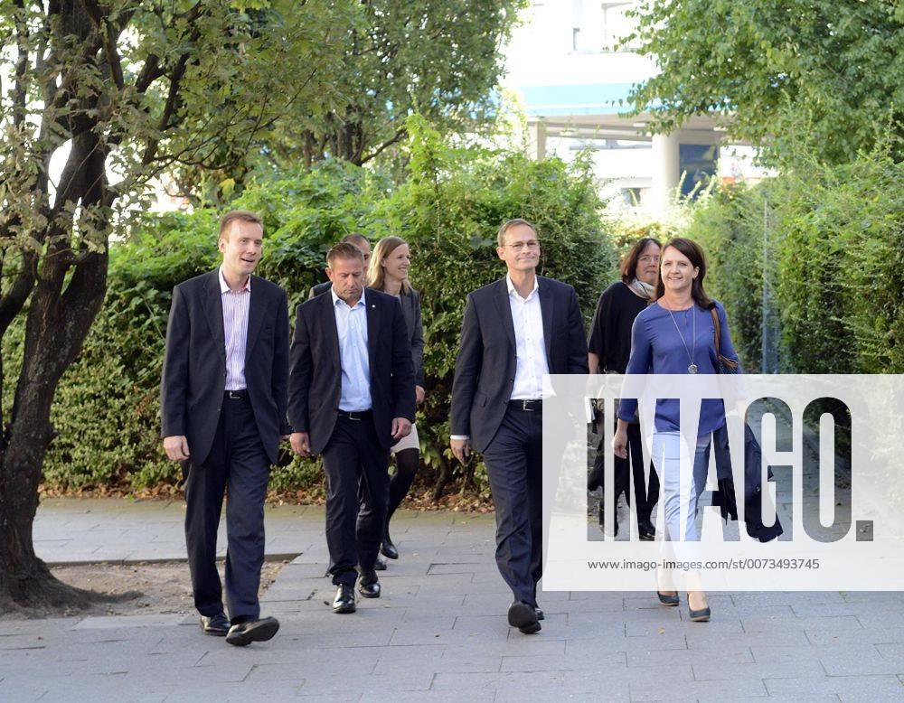 18 . 09 . 2016 , Berlin Tempelhof : Der Regierende Buergermeister von Berlin Michael Mueller waehlt in seinem Tempelhofer Wahllokal in der Dudenstrasse . Re.: Seine Ehefrau Claudia .