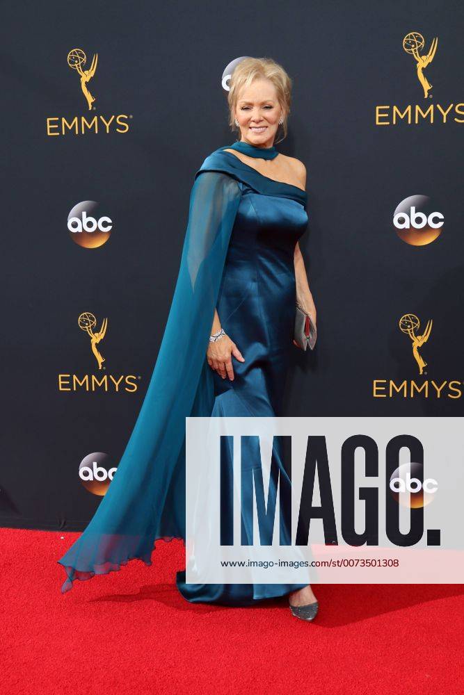 LOS ANGELES - SEP 18: Jean Smart at the 2016 Primetime Emmy Awards - Arrivals at the Microsoft Theater on September 18, 2016 in Los Angeles, CA