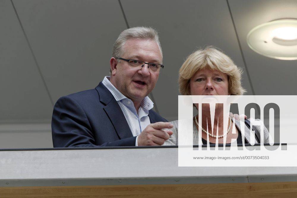 Frank Henkel + Monika Grütters 2016-09-19, Berlin, Deutschland - Berlins CDU-Landeschef und Innensenator, Verlierer der Abgeordnetenhauswahlen vom 18. September, vor der Pressekonferenz nach der CDU-Präsidiumssitzung zusammen mit Kultiurstaatsministerin Monika Grütters im Konrad-Adenauer-Haus.