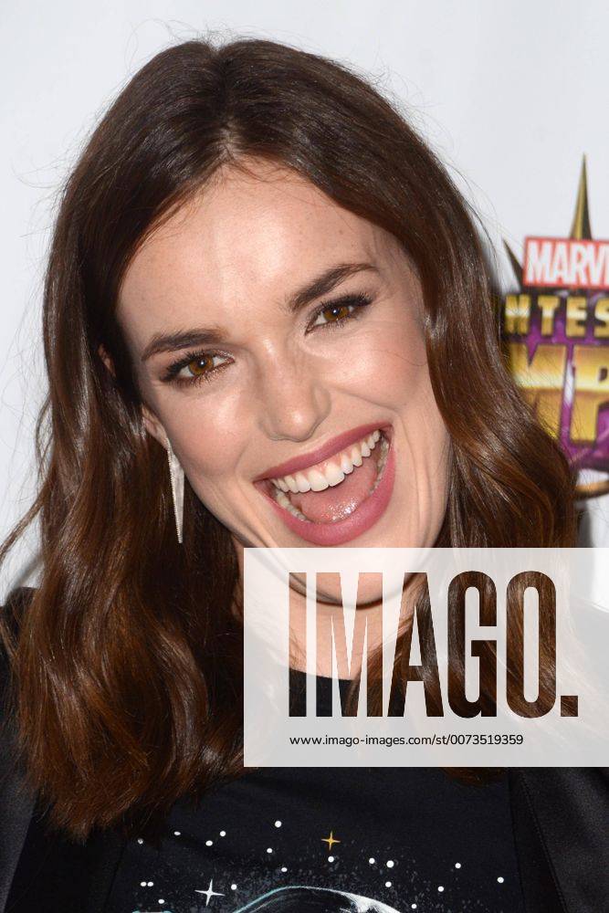 LOS ANGELES - SEP 19: Elizabeth Henstridge at the Agents Of SHIELD Season 4 Premiere at the Pacific Theater at The Grove on September 19, 2016 in Los Angeles, CA