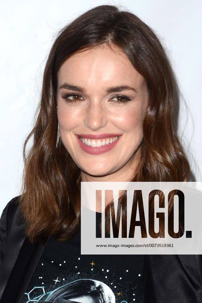 LOS ANGELES - SEP 19: Elizabeth Henstridge at the Agents Of SHIELD Season 4 Premiere at the Pacific Theater at The Grove on September 19, 2016 in Los Angeles, CA