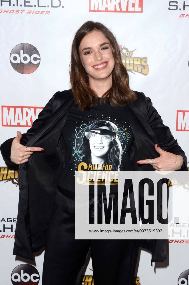 LOS ANGELES - SEP 19: Elizabeth Henstridge at the Agents Of SHIELD Season 4 Premiere at the Pacific Theater at The Grove on September 19, 2016 in Los Angeles, CA