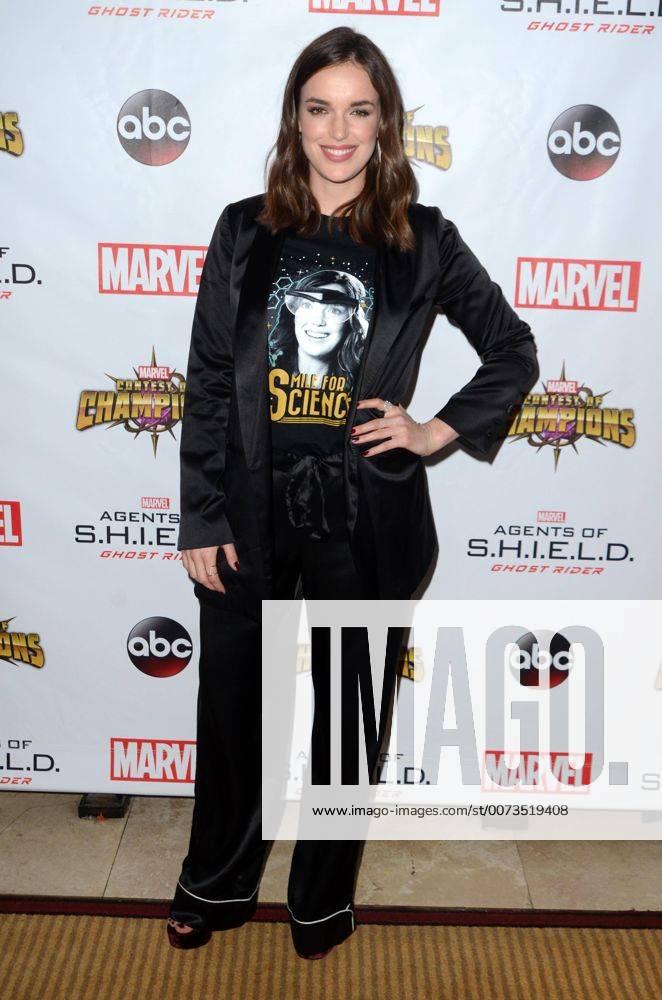 LOS ANGELES - SEP 19: Elizabeth Henstridge at the Agents Of SHIELD Season 4 Premiere at the Pacific Theater at The Grove on September 19, 2016 in Los Angeles, CA