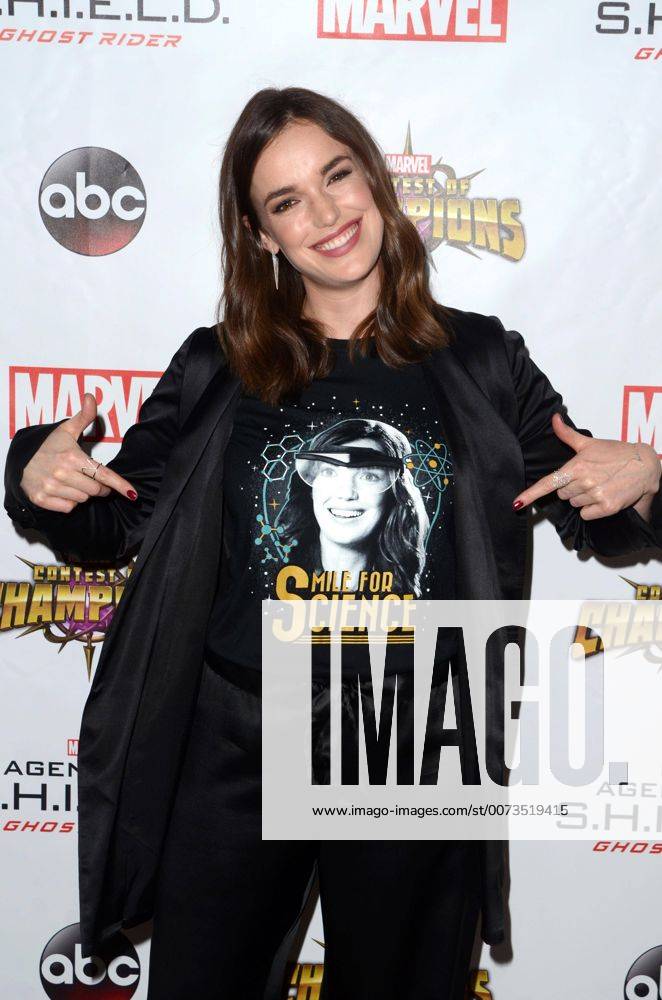 LOS ANGELES - SEP 19: Elizabeth Henstridge at the Agents Of SHIELD Season 4 Premiere at the Pacific Theater at The Grove on September 19, 2016 in Los Angeles, CA