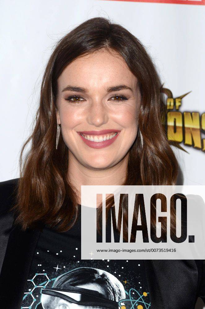 LOS ANGELES - SEP 19: Elizabeth Henstridge at the Agents Of SHIELD Season 4 Premiere at the Pacific Theater at The Grove on September 19, 2016 in Los Angeles, CA