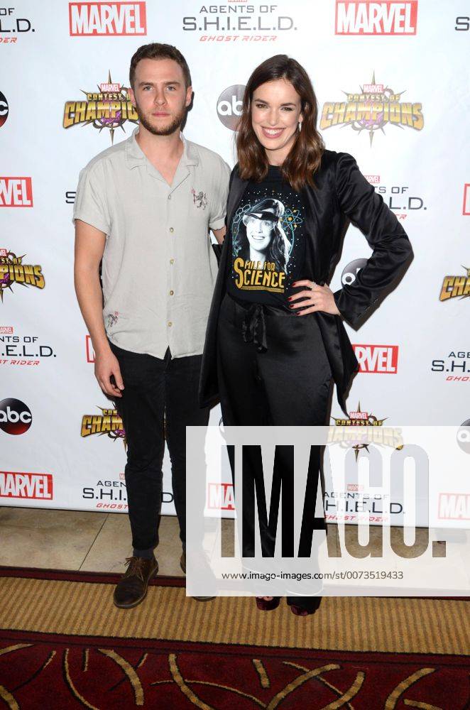 LOS ANGELES - SEP 19: Iain De Caestecker, Elizabeth Henstridge at the Agents Of SHIELD Season 4 Premiere at the Pacific Theater at The Grove on September 19, 2016 in Los Angeles, CA