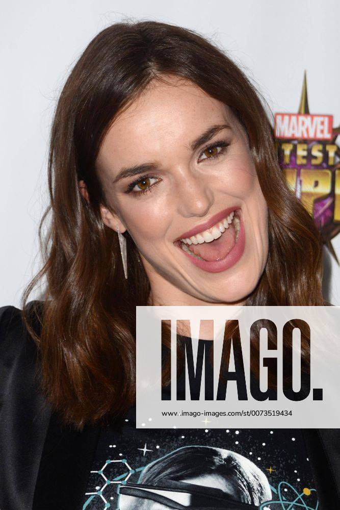 LOS ANGELES - SEP 19: Elizabeth Henstridge at the Agents Of SHIELD Season 4 Premiere at the Pacific Theater at The Grove on September 19, 2016 in Los Angeles, CA