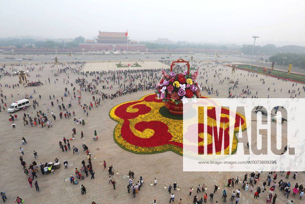 (160925) -- BEIJING, Sept. 25, 2016 -- Photo taken on Sept. 25, 2016 shows the main flower parterre at the Tian anmen Square in central Beijing, capital of China. The flower beds displayed at the Tian anmen Square and along Chang an Avenue have completed installation by Sunday for the National Day, which falls on Oct. 1. This year s main basket-shaped flower parterre is 50 meters in diameter and 17 meters in height. ) (wx) CHINA-BEIJING-FLOWER PARTERRES-NATIONAL DAY (CN) YinxGang