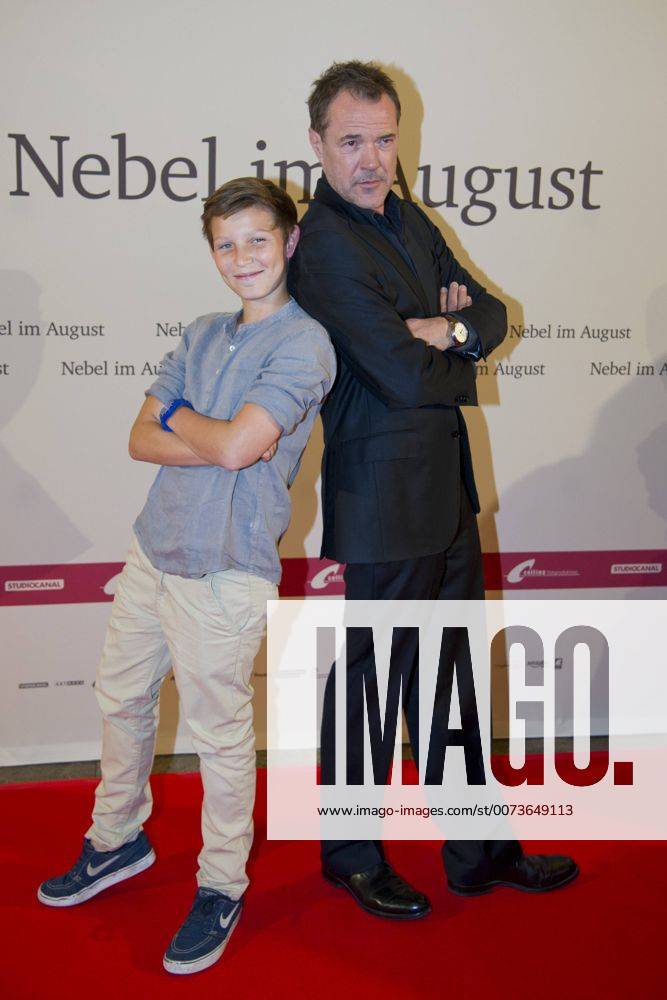 Sebastian KOCH, Schauspieler, Ivo PIETZCKER, Schauspieler, links, Filmpremiere Nebel im August , in der Lichtburg in Essen