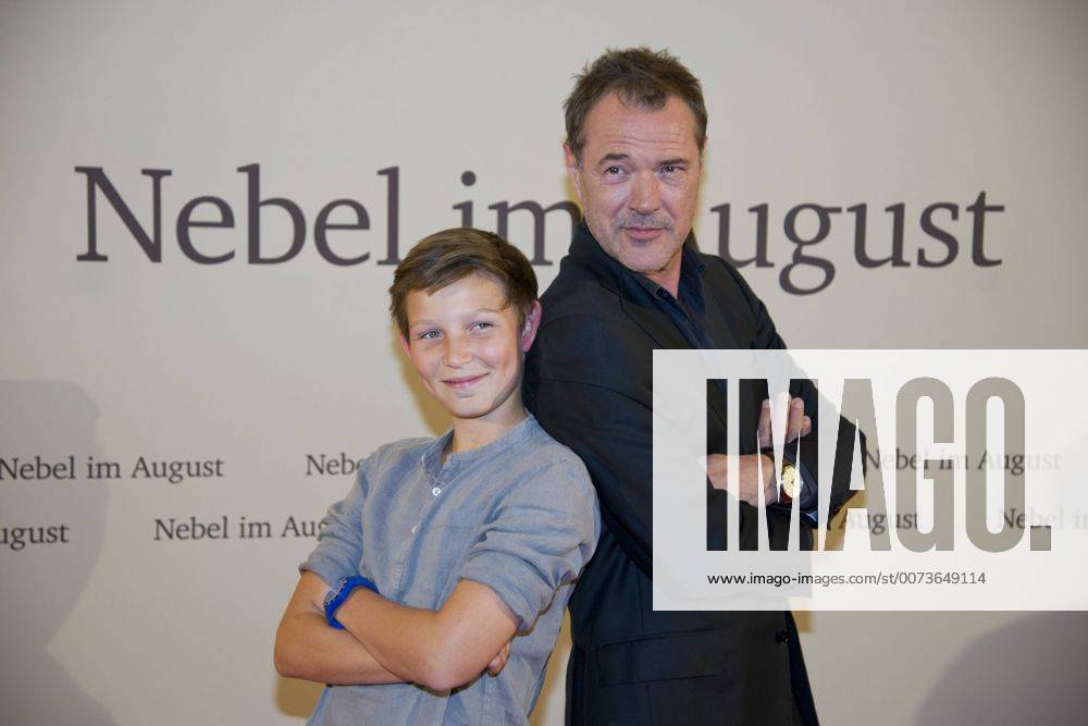 Sebastian KOCH, Schauspieler, Ivo PIETZCKER, Schauspieler, links, Filmpremiere Nebel im August , in der Lichtburg in Essen