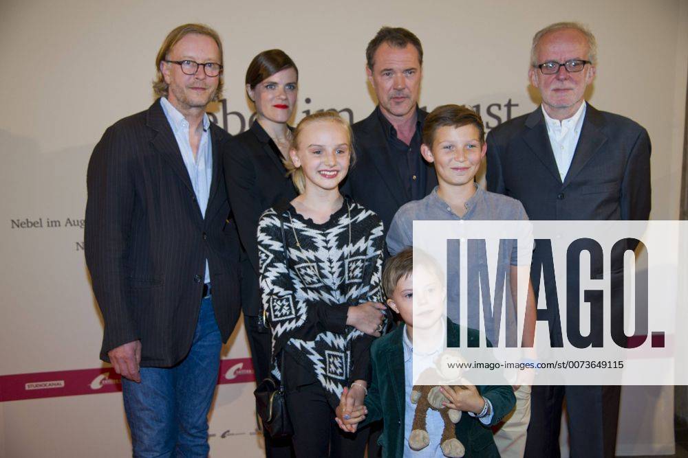 Hinten von links: Kai WESSEL, Regisseur, Fritzi HABERLANDT, Schauspielerin, Sebastian KOCH, Schauspieler, Ulrich LIMMER, Produzent, davor: Jule HERRMANN, Schauspielerin, Ivo PIETZCKER, Schauspieler, vorne: der kleine SIMON, Komparse, Filmpremiere Nebel im August , in der Lichtburg in Essen