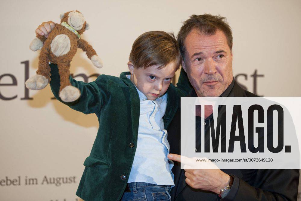 Sebastian KOCH, Schauspieler, und der kleine SIMON, Komparse, Filmpremiere Nebel im August , in der Lichtburg in Essen