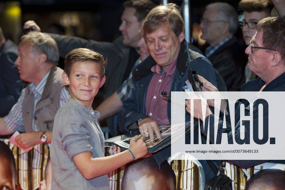 Ivo PIETZCKER, Schauspieler, schreibt Autogramme, Filmpremiere Nebel im August , in der Lichtburg in Essen
