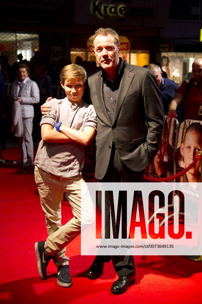 Von links: Ivo PIETZCKER, Schauspieler, Sebastian KOCH, Schauspieler, Filmpremiere Nebel im August , in der Lichtburg in Essen