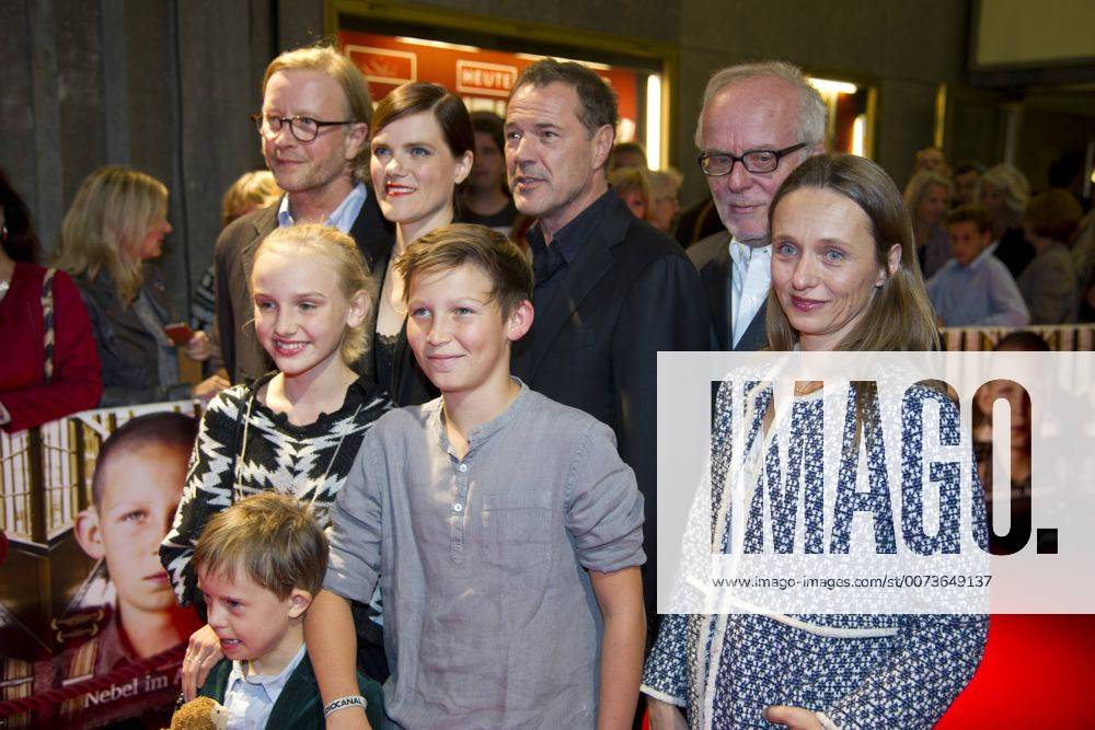 Hinten von links: Kai WESSEL, Regisseur, Fritzi HABERLANDT, Schauspielerin, Sebastian KOCH, Schauspieler, Ulrich LIMMER, Produzent, davor: Jule HERRMANN, Schauspielerin, Ivo PIETZCKER, Schauspieler, Verena BENTLAGE, Filmstiftung NRW, vorne: der kleine SIMON, Komparse, Filmpremiere Nebel im August , in der Lichtburg in Essen