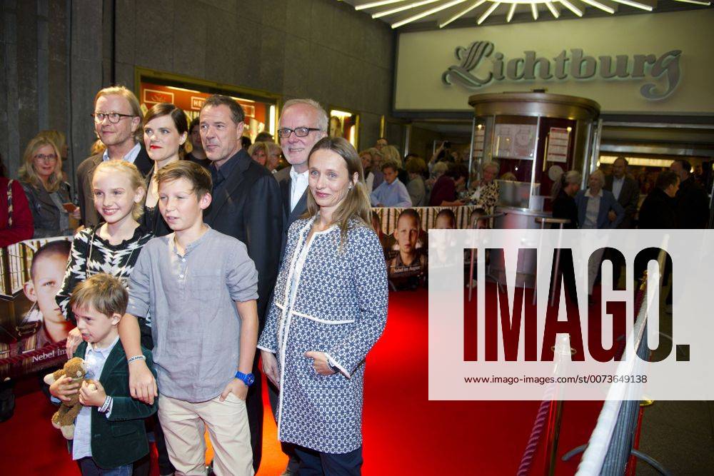Hinten von links: Kai WESSEL, Regisseur, Fritzi HABERLANDT, Schauspielerin, Sebastian KOCH, Schauspieler, Ulrich LIMMER, Produzent, davor: Jule HERRMANN, Schauspielerin, Ivo PIETZCKER, Schauspieler, Verena BENTLAGE, Filmstiftung NRW, vorne: der kleine SIMON, Komparse, Filmpremiere Nebel im August , in der Lichtburg in Essen
