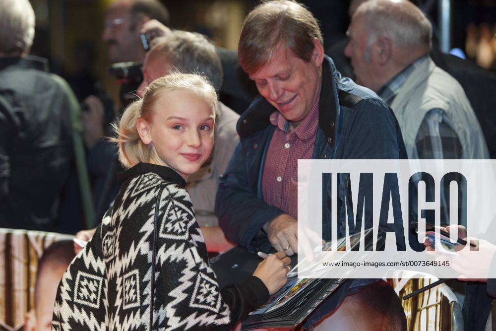 Jule HERRMANN, Schauspielerin, schreibt Autogramme, Filmpremiere Nebel im August , in der Lichtburg in Essen