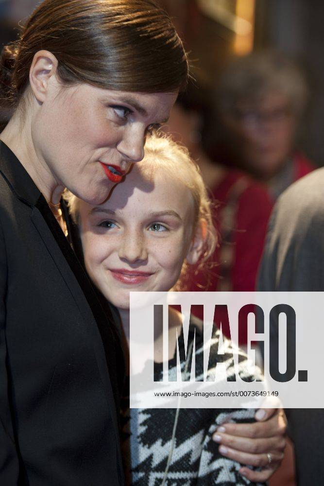 Von links: Fritzi HABERLANDT, Schauspielerin, Jule HERRMANN, Schauspielerin, Filmpremiere Nebel im August , in der Lichtburg in Essen