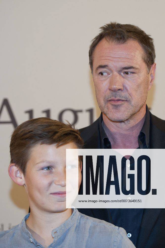 Von links: Sebastian KOCH, Schauspieler, Ulrich LIMMER, Produzent, Filmpremiere Nebel im August , in der Lichtburg in Essen
