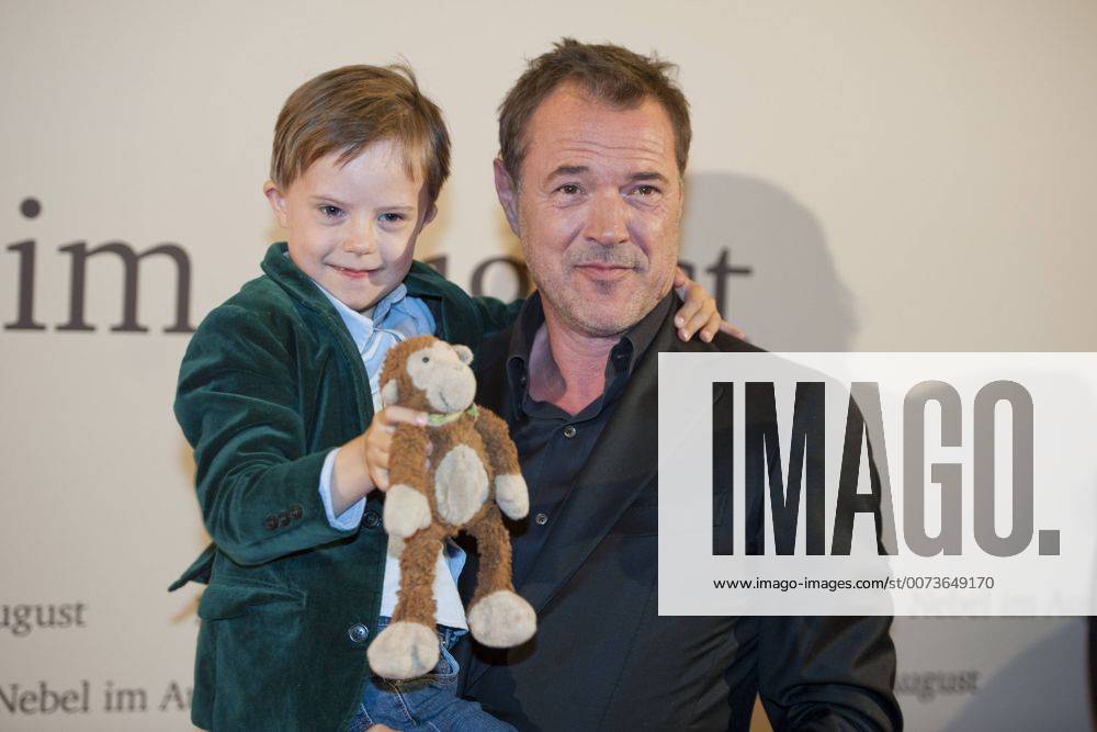 Sebastian KOCH, Schauspieler, und der kleine SIMON, Komparse, Filmpremiere Nebel im August , in der Lichtburg in Essen