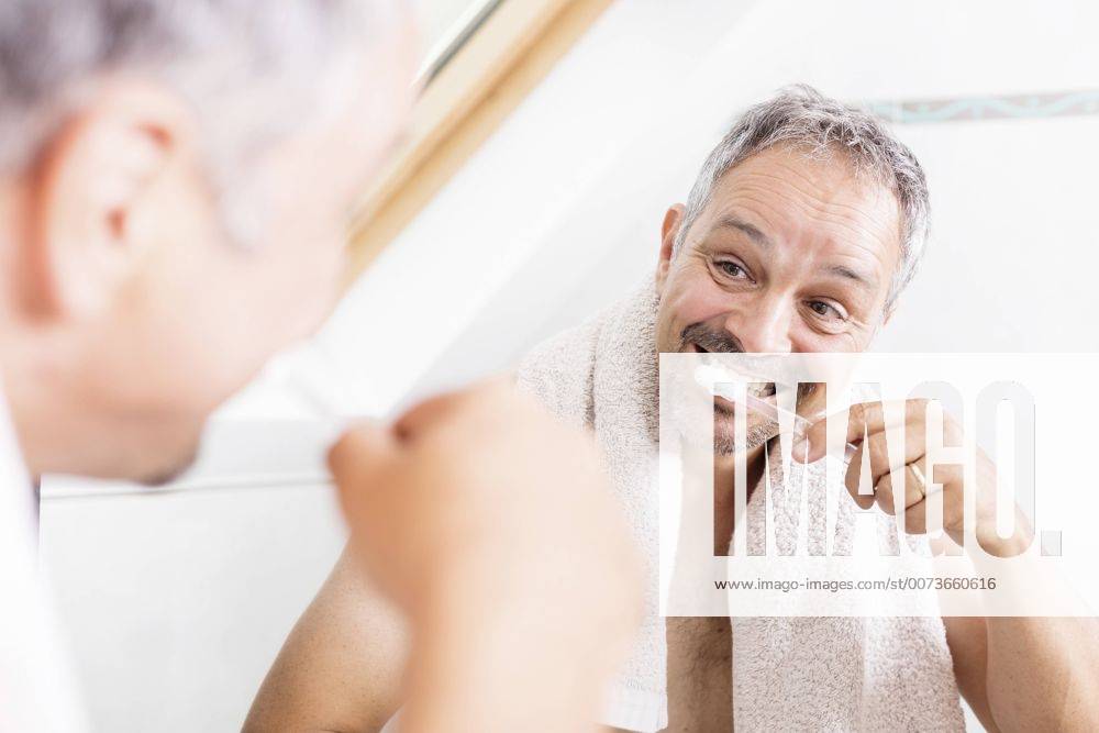 Man brushing teeth model released Symbolfoto property released JUNF000603