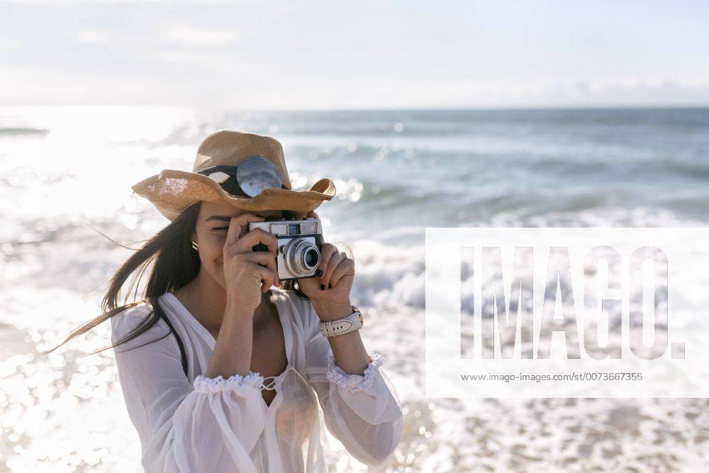 Youniverse - Young Holidays Asturias, Spain, beautiful young woman with a camera on the beach model released Symbolfoto MGOF002206