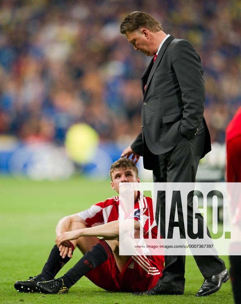 Nach dem Spielende: Enttaeuschung bei Thomas MUELLER (FC Bayern München), Trainer Louis VAN GAAL (r FC Bayern München) bei ihm. Champions League Finale in Madrid FC Bayern München (rot) vs. Inter Mailand (blau)
