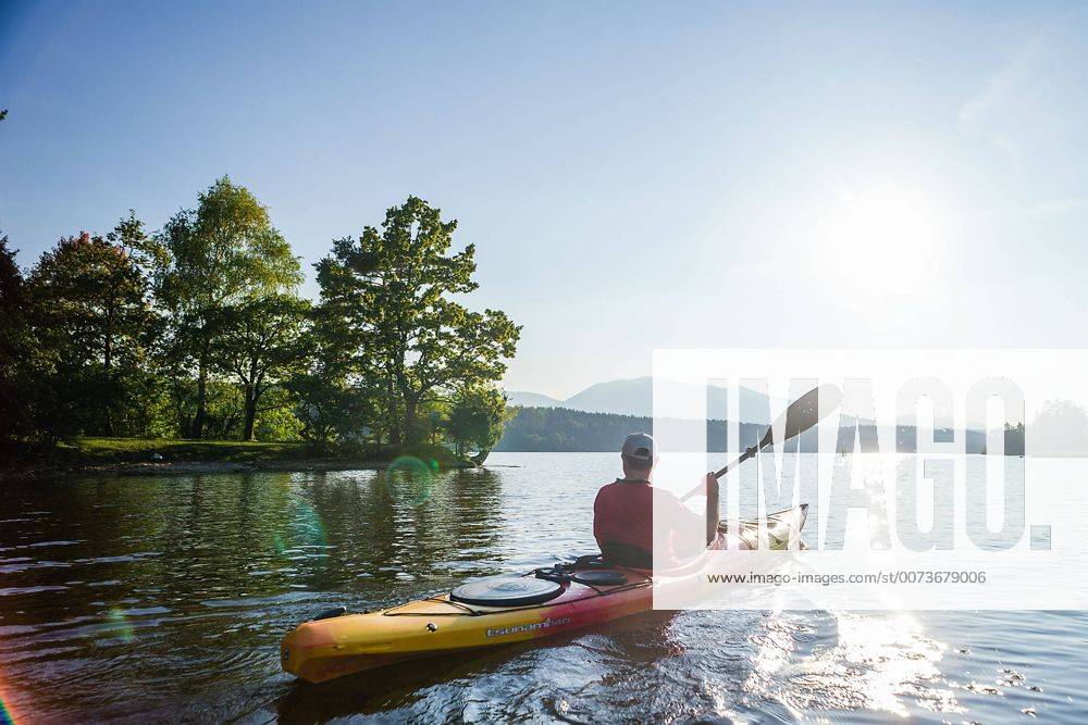 Mit dem Kajak unterwegs an einem sonnigen Herbsttag auf dem Staffelsee (Oberbayern), Bayern, Deutschland. Thomas auf einer Kajaktour auf dem Staffelsee (Oberbayern)
