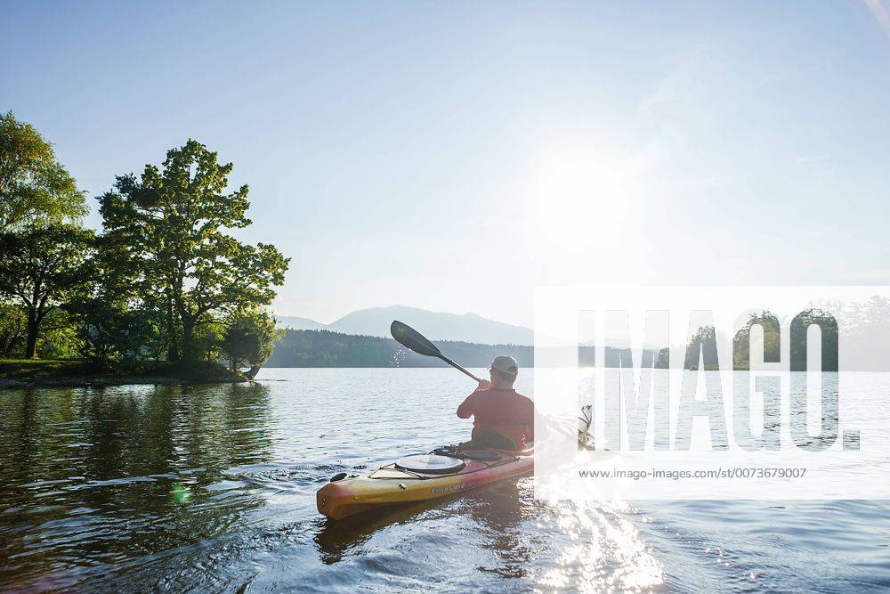 Mit dem Kajak unterwegs an einem sonnigen Herbsttag auf dem Staffelsee (Oberbayern), Bayern, Deutschland. Thomas auf einer Kajaktour auf dem Staffelsee (Oberbayern)