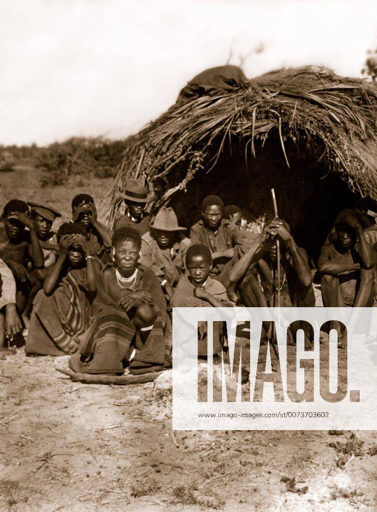 Historische Aufnahme 1918, Buschmann-Familien vor einer Hütte, ehemaliges Deutsch-Südwestafrika, Namibia, Afrika