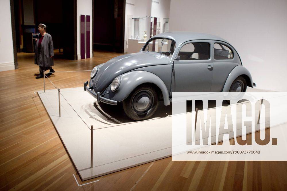 The British View Germany - Memories of a Nation, Exhibition Gropius-Bau DEU, Deutschland, Germany, Berlin, 07.10.2016 Besucher neben einem 1952 Volkswagen Pretzel Kaefer in der Ausstellung Der Britische Blick Deutschland - Erinnerungen einer Nation, The British View German - Memories of a Nation, im Martin-Gropius-Bau in Berlin. Die Ausstellung eroeffnet am 08. Oktober und geht bis 09. Januar und praesentiert ca 200 Objekte welche einen Bezug zu den letzten 600 Jahre Geschichte in Deutschland haben. Sie zeigt Spuren deutscher Identitaet aus britischer Perspektive. Visitor next to a 1952 Volkswagen Pretzel Beetle on display during his exhibition Der Britische Blick Deutschland - Erinnerungen einer Nation, The British View German - Memories of a Nation, at the Martin Gropius Bau in Berlin, Germany. The exhibition opens to the public from October 8, 2016 to January 9, 2017 and presents arou