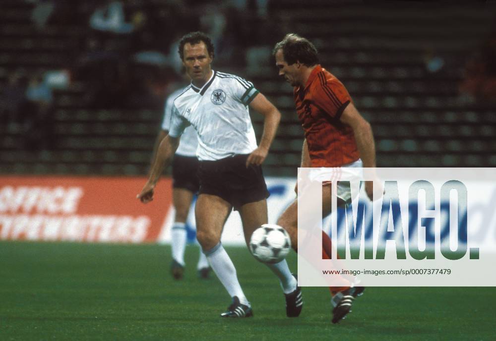 Franz Beckenbauer (BR Deutschland, li.) gegen Theo de Jong (Niederlande) anlässlich der Neuauflage des WM Finales 1974 im Jahr 1984 - DEUTSCHSPRACHIGE SPORTZEITSCHRIFTEN UND -ZEITUNGEN NUR NACH RÜCKSPRACHE Fußball Herren Jubiläumsspiel 10 Jahre WM Finale 1974 1984, Jubiläum, zehnjähriges, Nationalteam, BRD, DFB Gruppe München Dynamik,
