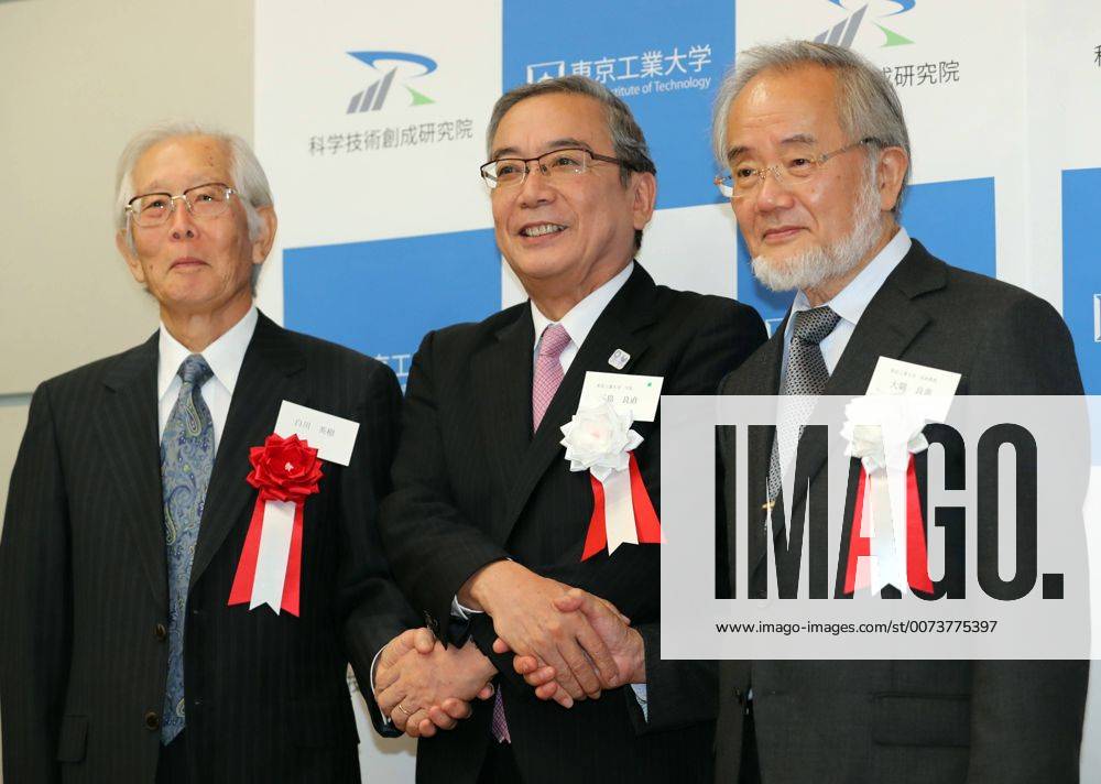Yokohama, Japan - Tokyo Institute of Technology president Yoshinao Mishima (C ) shakes hands with professor Yoshinori Ohsumi (R ) and 2000 Nobel Prize laureate Hideki Shirakawa during a reception at the Suzukakedai campus of Tokyo Institute of Technology in Yokohama, suburban Tokyo on Friday, October 7, 2016. Ohsumi received the Nobel Prize in Physiology or Medicine 2016. (lwxa005238)