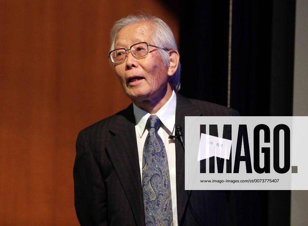 Yokohama, Japan - 2000 Nobel Prize in chemistry laureate Hideki Shirakawa, who graduated Tokyo Institute of Technology gives a lecture at the Suzukakedai campus of Tokyo Institute of Technology in Yokohama, suburban Tokyo on Friday, October 7, 2016. Shirakawa celebrated professor Yoshinori Ohsumi as Ohsumi received the Nobel Prize in Physiology or Medicine 2016. (lwxa005248)