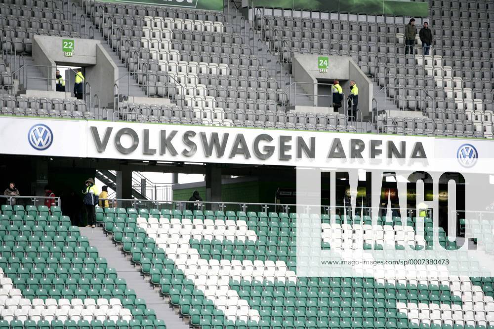Schriftzug Volkswagen Arena 1. Fußball Bundesliga: VfL Wolfsburg in der Volkswagen Arena in Wolfsburg. o0 totale Tribüne Sportstätte Leere