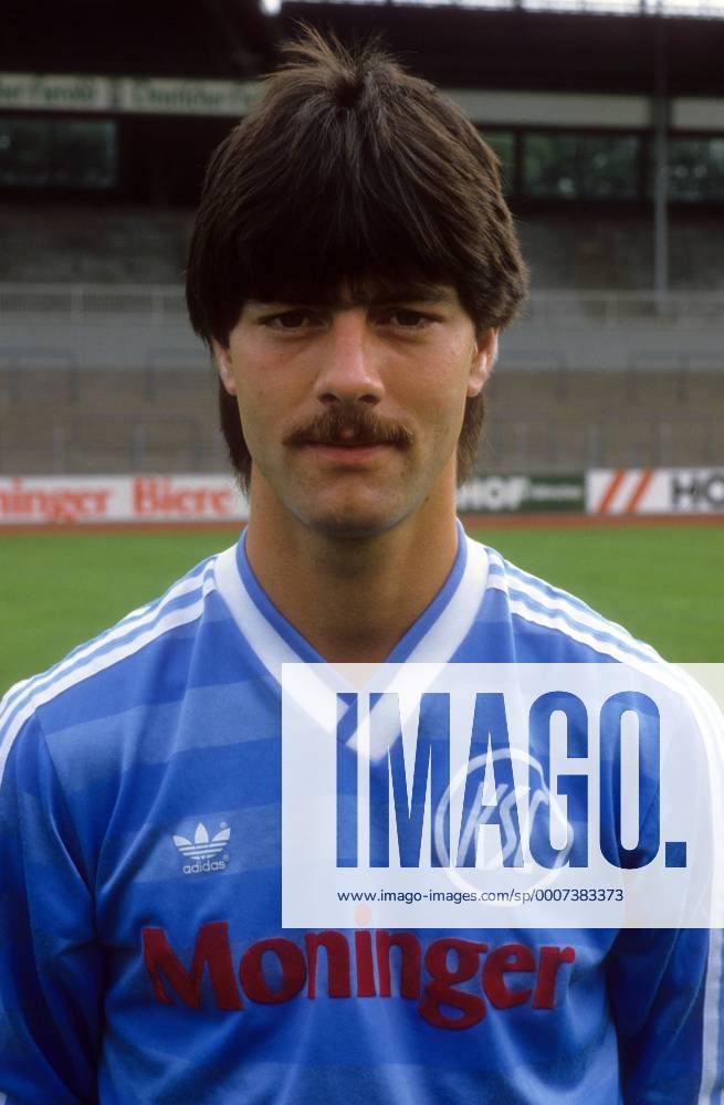 Joachim Löw (Karlsruher SC) Präsentation, Pressetermin, Porträttermin, Porträt o00 Aufmacher