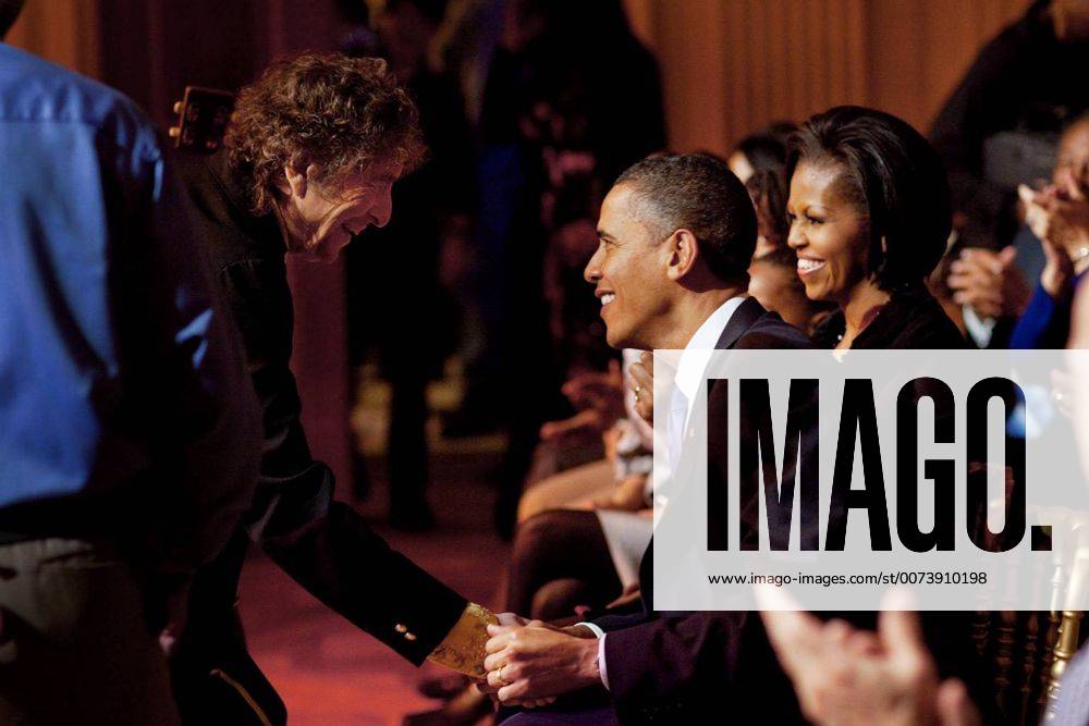 Washington, DC, United States of America - Singer Bob Dylan reaches out to thank U.S. President Barack Obama and First Lady Michelle Obama following his performance during the In Performance At The White House: A Celebration Of Music From The Civil Rights Movement concert in the East Room of the White House.February 9, 2010 in Washington, DC. Washington United States of America - ZUMAp138