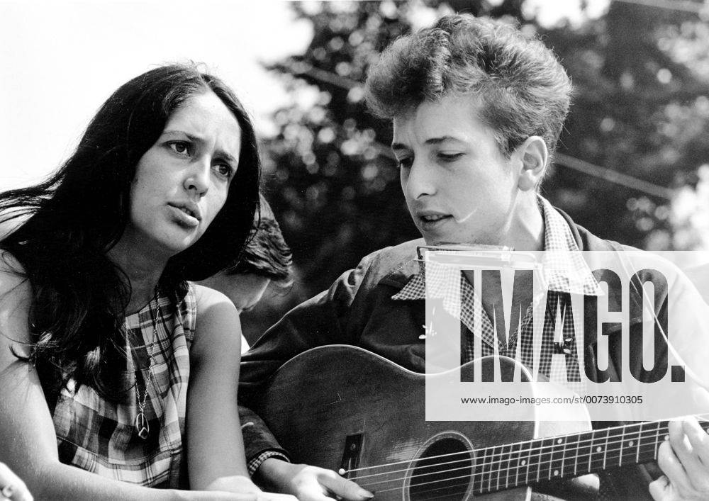 Washington, DC, United States of America - Folk singers Joan Baez and Bob Dylan during the Civil Rights March August 28, 1963 in Washington, DC. Washington United States of America - ZUMAp138