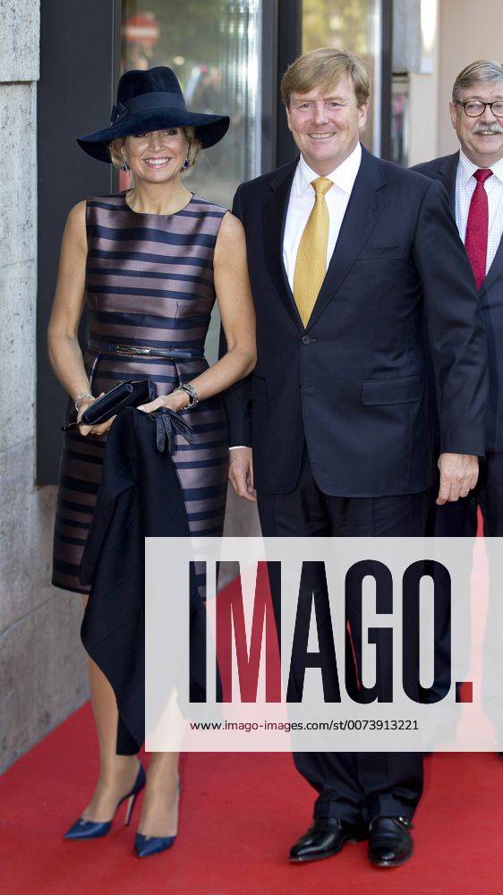 Utrecht Queen Maxima and King Willem-Alexander during the exhibition ‘’Mapping Australia’’ at the Aboriginal art museum ( AAMU) in Utrecht. The exhibition shows the historical VOC maps from the 17th and 18th century and contemporary works of Aboriginal artists. The royal couple will visit Australia and New Zealand late October and early November.
