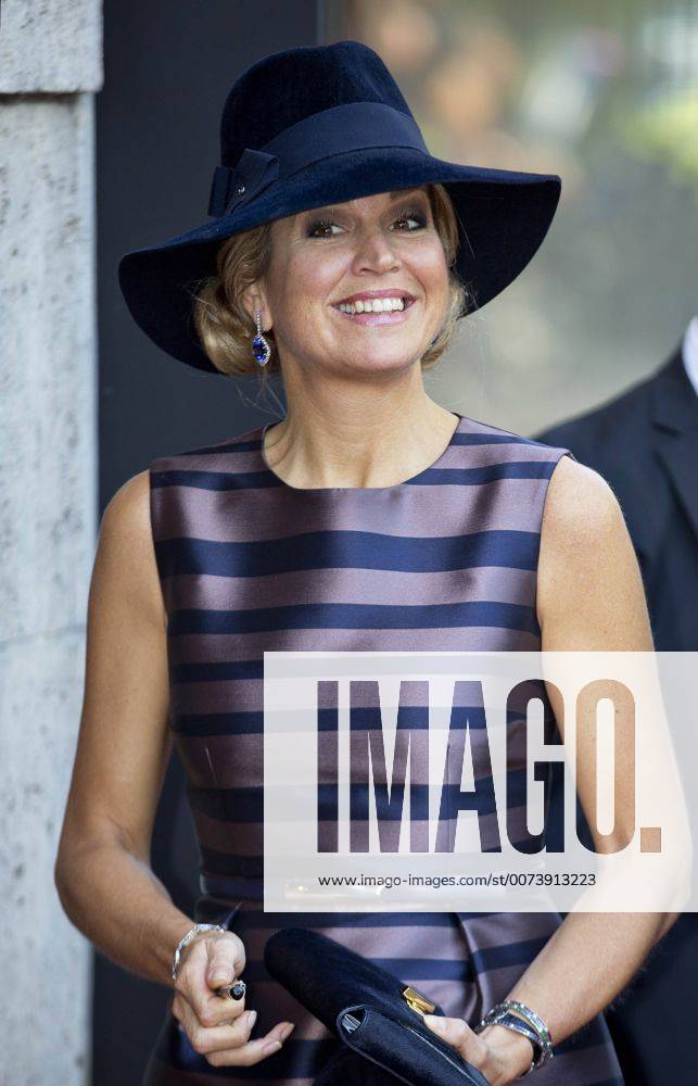 Utrecht Queen Maxima and King Willem-Alexander during the exhibition ‘’Mapping Australia’’ at the Aboriginal art museum ( AAMU) in Utrecht. The exhibition shows the historical VOC maps from the 17th and 18th century and contemporary works of Aboriginal artists. The royal couple will visit Australia and New Zealand late October and early November.