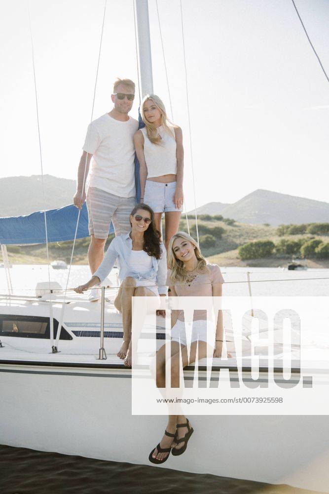 Symbolbilder Familie auf Segel-Trip Man, woman and their two blond daughters on a sail boat. Man, woman and their two blond daughters on a sail boat. 25293