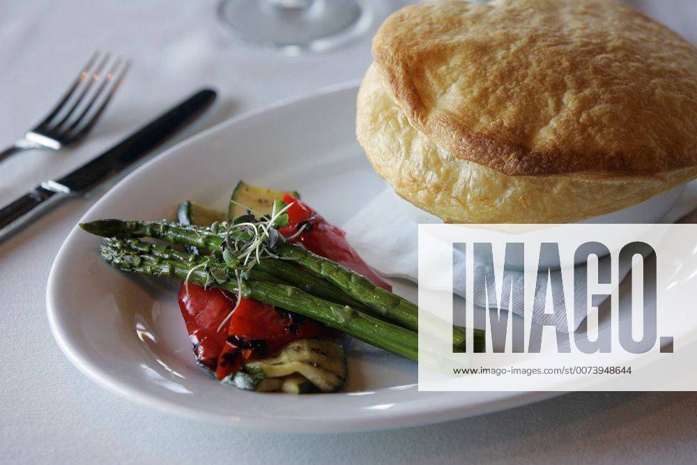 IMAGO Creative, Food, Pot Pie October 8th, 2008, Carlsbad, California, USA. This is the Chicken Pot Pie served at Canyons Restaurant on Tuesday in Carlsbad, California.._Mandatory - ZUMAs44_ 20081008_zaf_s44_062