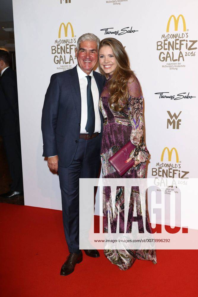 Victoria Swarovski mit Vater Paul Swarovski, Mc.Donalds Benefiz Gala 2016 im Hotel Bayerischer Hof in Muenchen am 21.10.2016