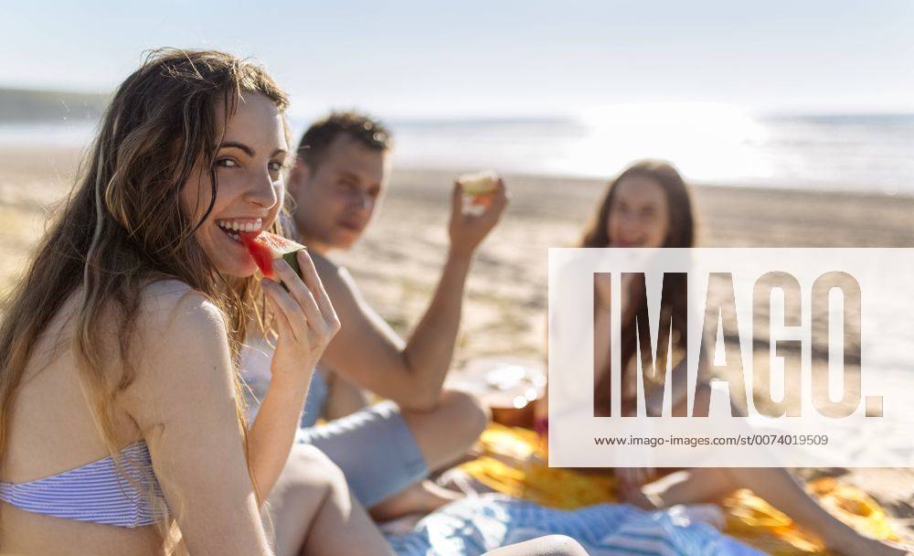 Youniverse - Young Holidays Friends eating watermelon on the beach model released Symbolfoto MGOF002417