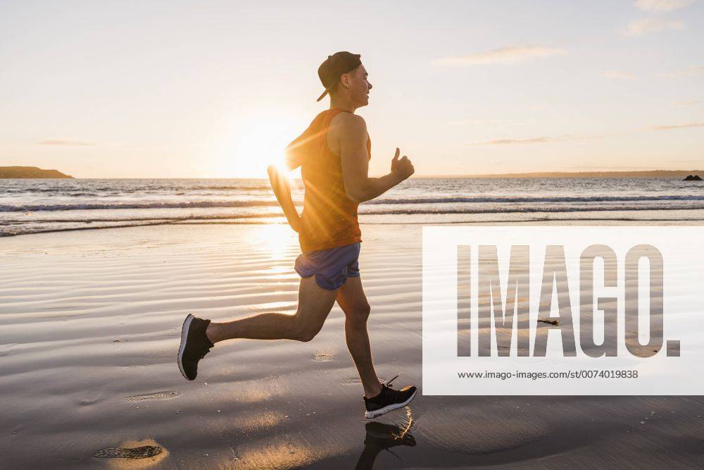 Youniverse - Young Holidays France, Crozon peninsula, jogger on the beach at sunset model released Symbolfoto UUF08486