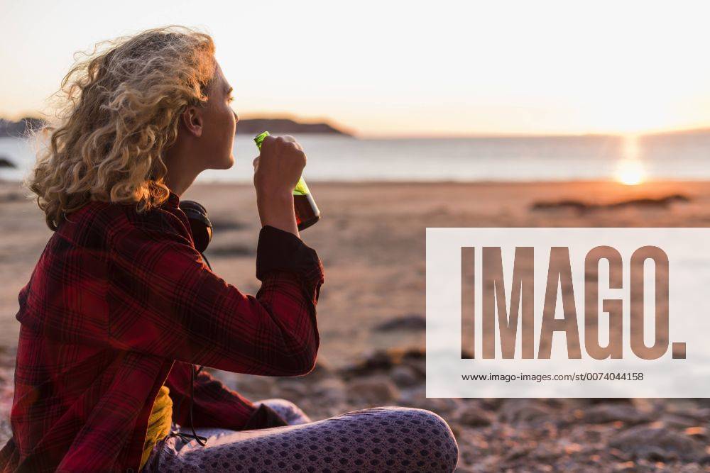 Youniverse - Young Holidays Teenage girl relaxing at the beach, having a drink model released Symbolfoto UUF08554