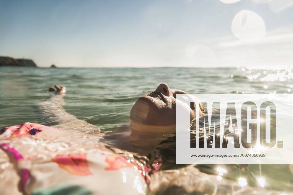 Youniverse - Young Holidays Teenage girl floating in the sea model released Symbolfoto UUF08431