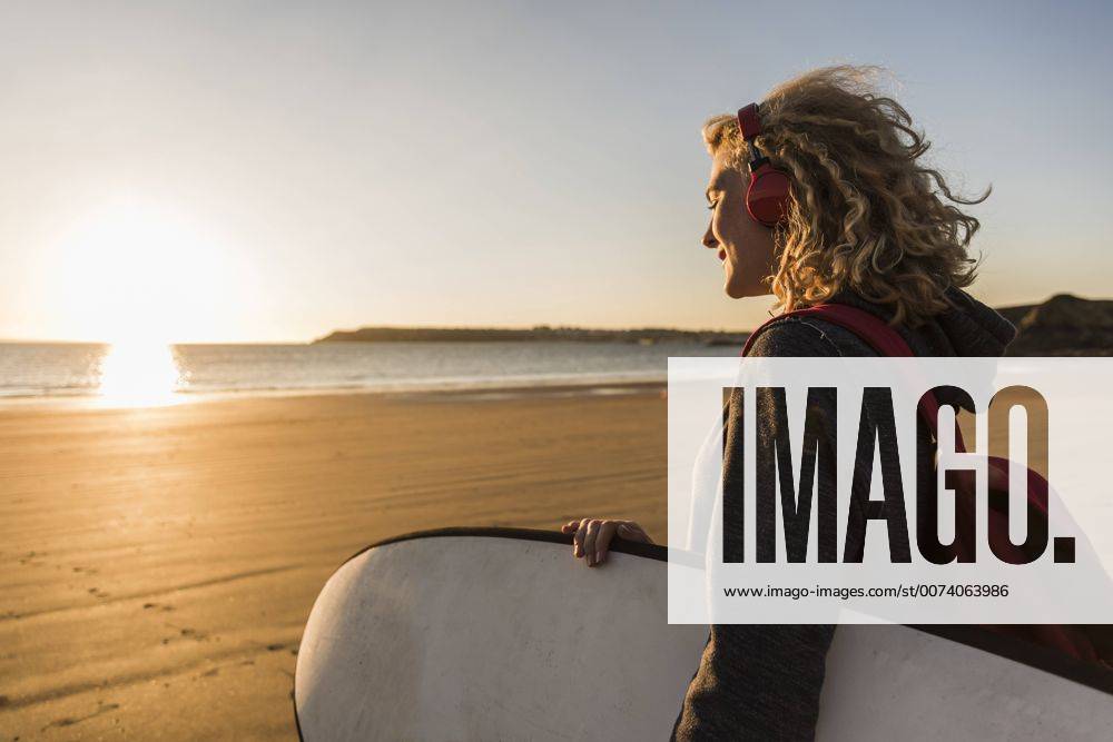 Youniverse - Young Holidays Teenage girl on the beach carrying surfboard model released Symbolfoto UUF08540