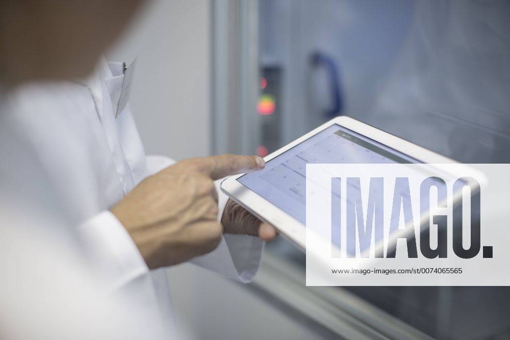 IMAGO Creative: Business, Innovative Technologie-Lösungen Two scientists sharing tablet model released Symbolfoto property released ZEF10384